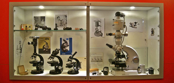 20121122 Setting up the Museum of Microscopy 3