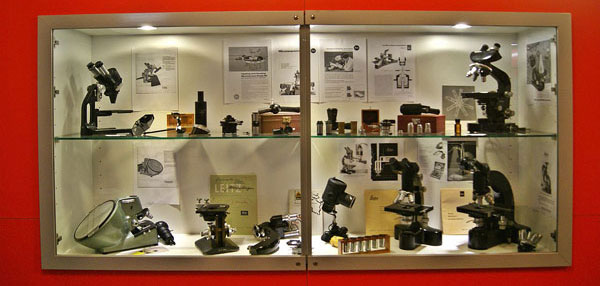 20121122 Setting up the Museum of Microscopy 2